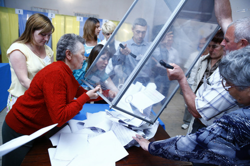Leerung der Wahlurnen, Foto: OSZE / Michael Forster Rothbart 